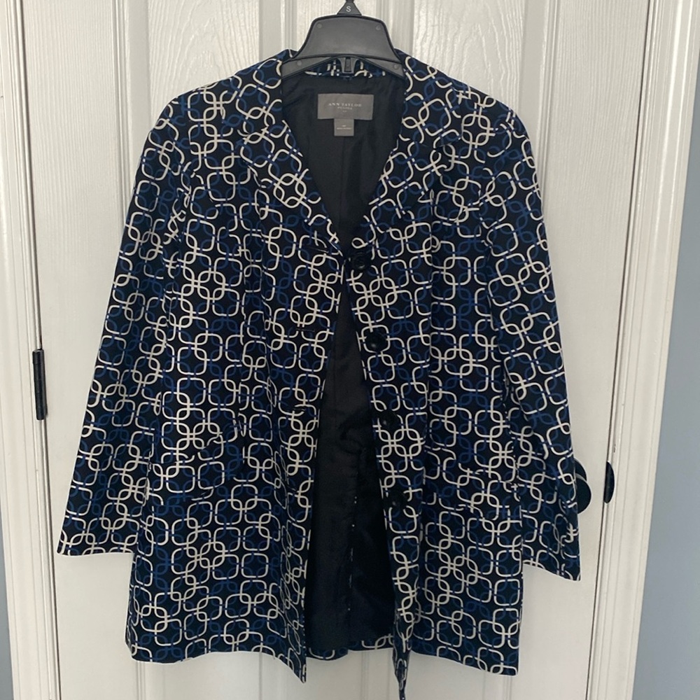 ⭐️4/$20⭐️ Fun and unique Ann Taylor trench.